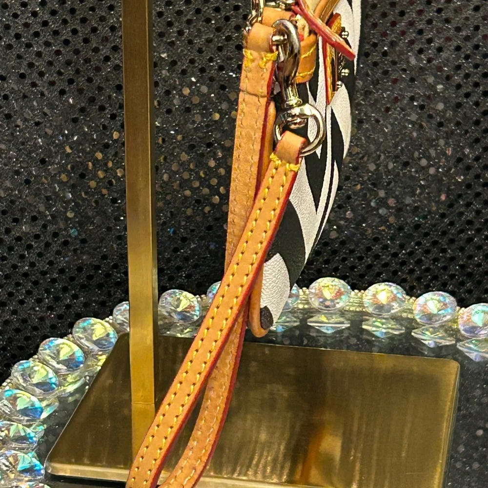 Dooney & Bourke Chevron Large Slim Chevron Wristlet Approx. 8x5 - Picture 6 of 14